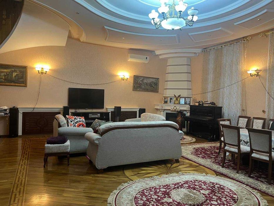 От города Чирчик 7км .Продам виллу на 16 сотках. Все коммуникации.