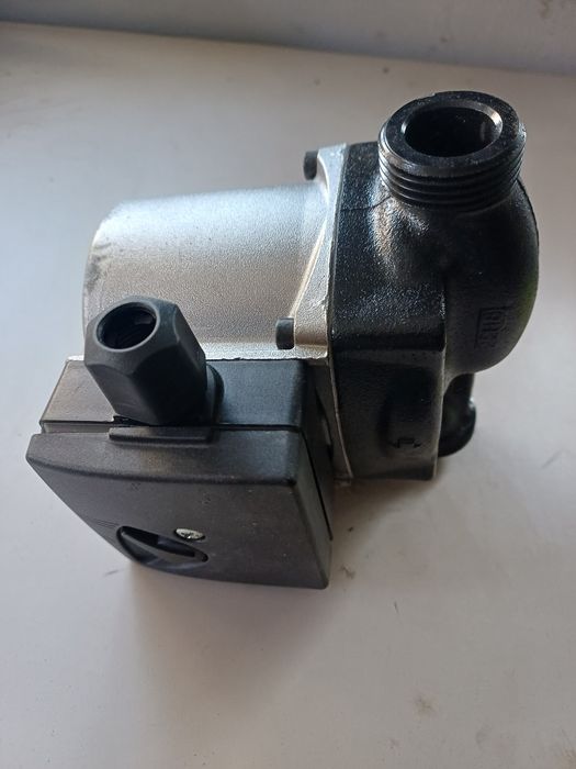 Vând pompa circulație centrala  UPS 15-50 nefolosita