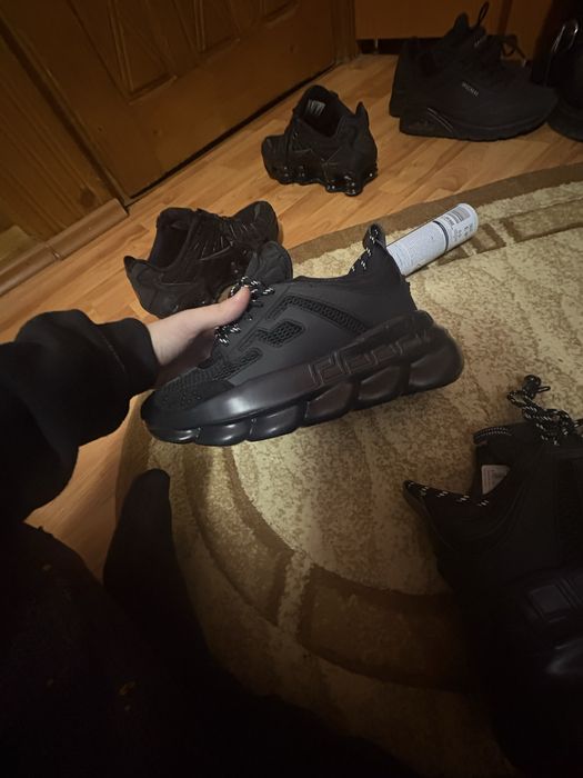 Versace chain reaction , 425-370 lei negociabil. Marime 42-43 . Sunt noi fara cutie dar au eticheta .