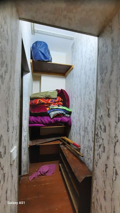 Срочно продаётся на Бадамзар 1/3/4 бывщая общежития