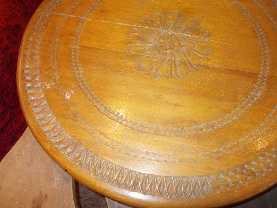 Дървена стара масичка , резбована и столчета