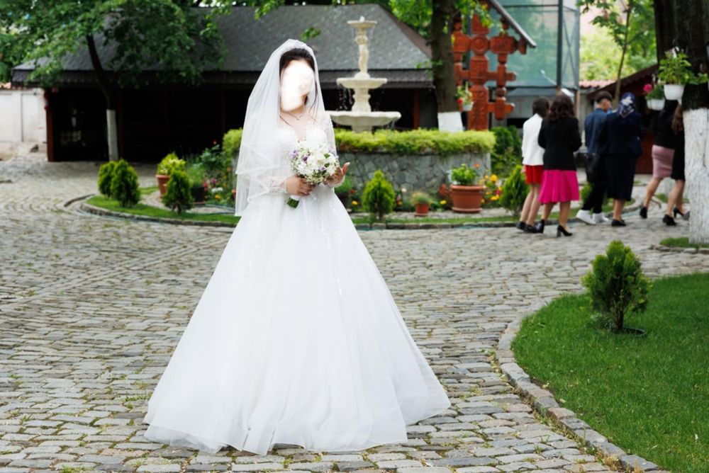 Vând rochie de mireasă și costum de mire