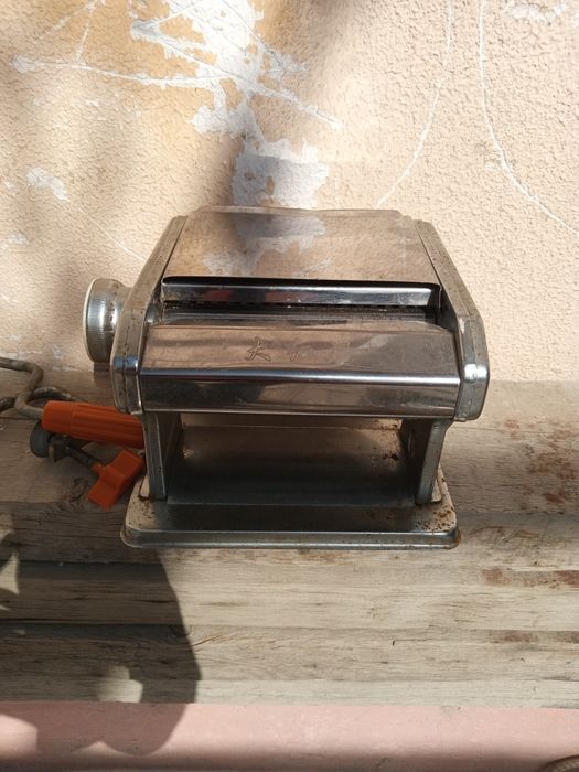 Кофемолка, миксер, лапшарезка,  кухонная утварь