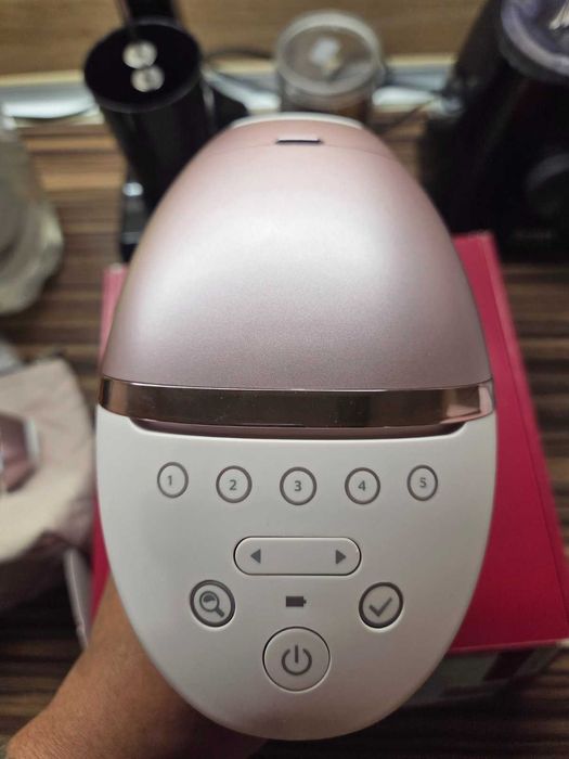 ЧИСТО НОВ Philips Lumea 9900 Series BRI977
