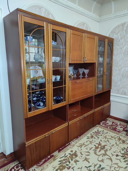 Мебель: стенка сотилади.