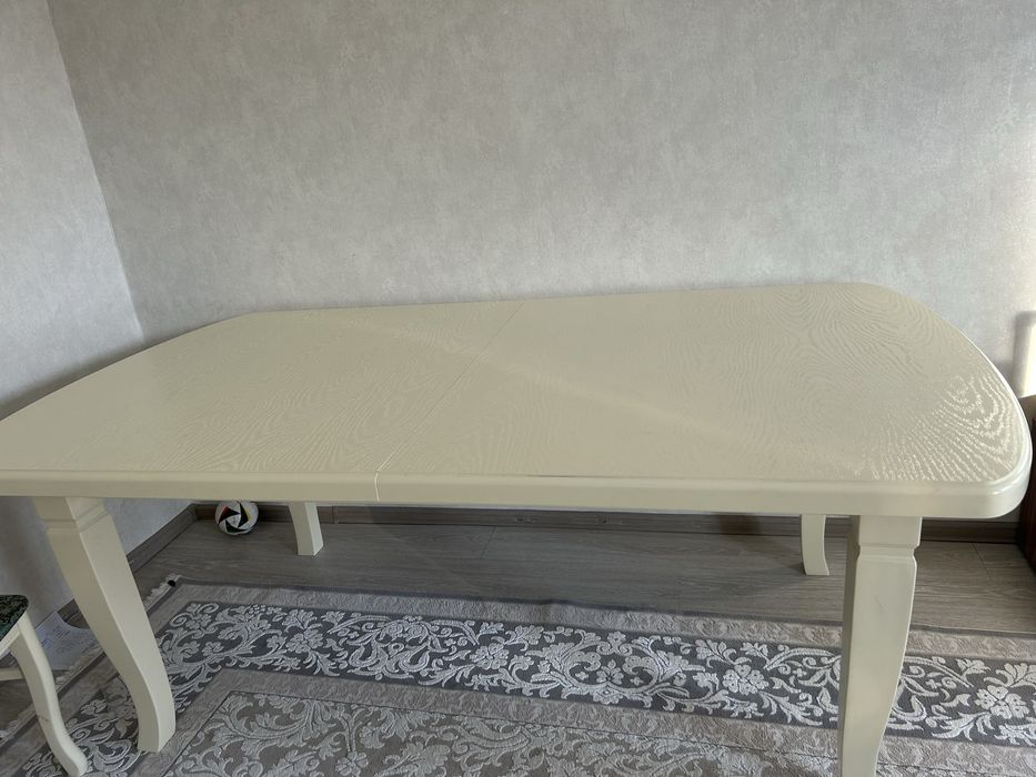 Продам стол для гостиной