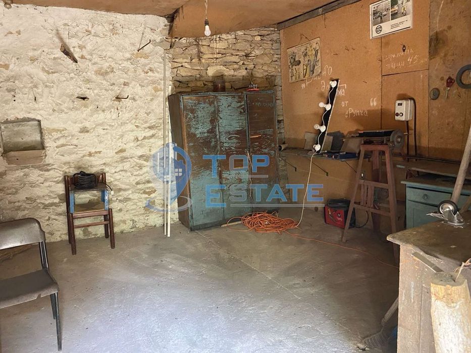 Двуетажна тухлена къща в село Буря, област Габрово