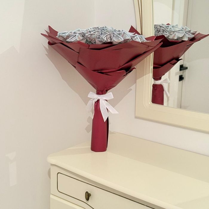 Денежный букет из долларов и тенге.