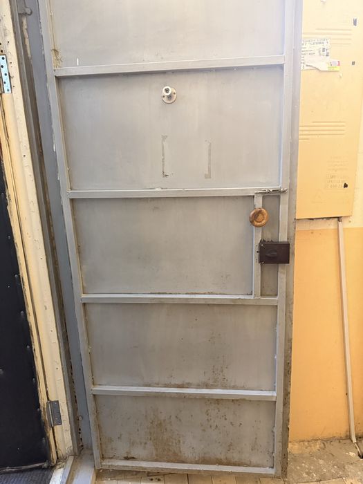 двери входная и наружная