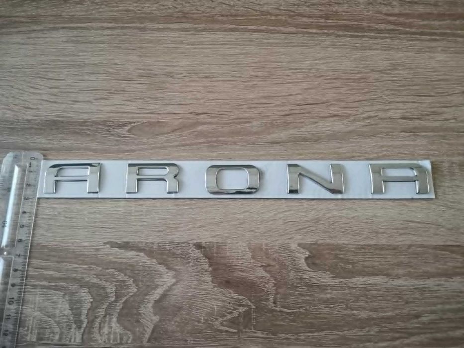 сребрист надпис Seat Arona