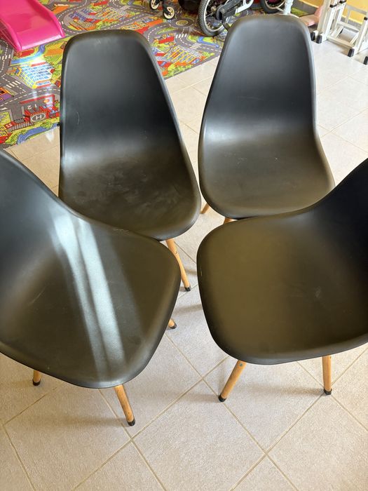 Sacun negru plsstic+lemn in stare buna