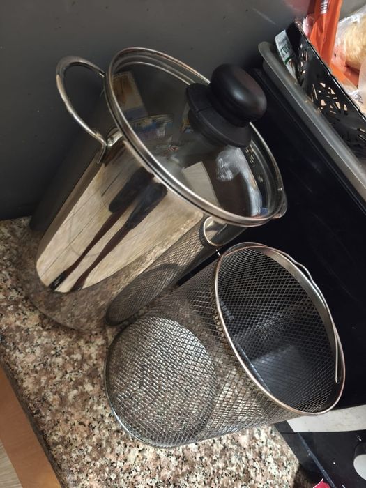 Vând oala inox cu capac de sticla și cuva de plasa