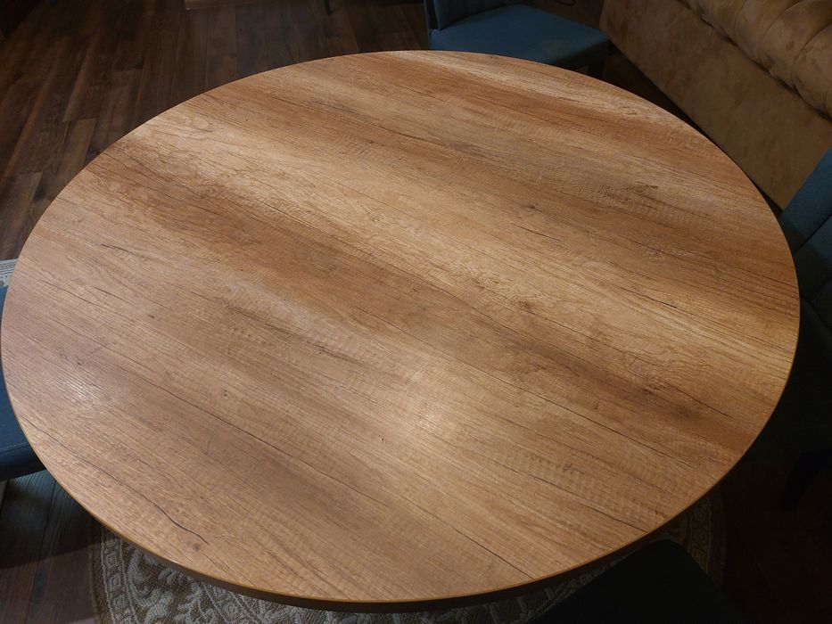 Продавам трапезна маса