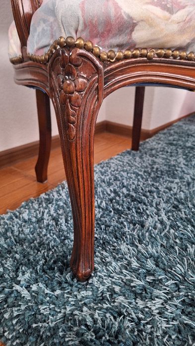 Красиво Кресло в Светла Дамаска