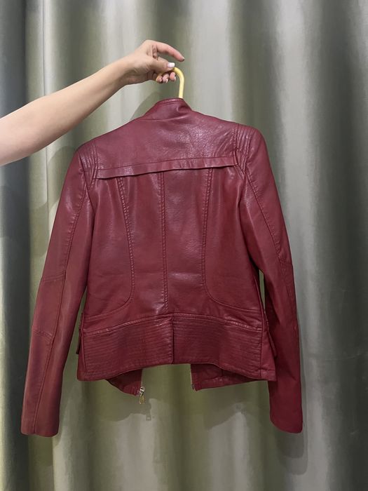 Бордовая кожаная куртка