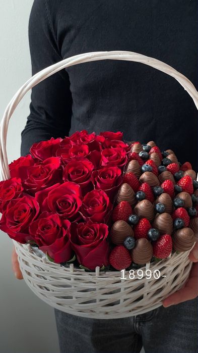Клубника в шоколаде с цветами