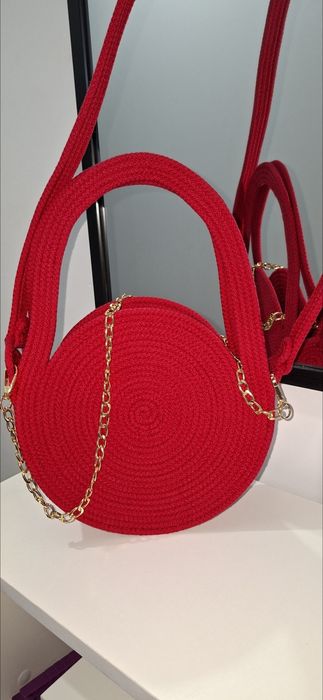 В наличии сумочка в ярком цвете.