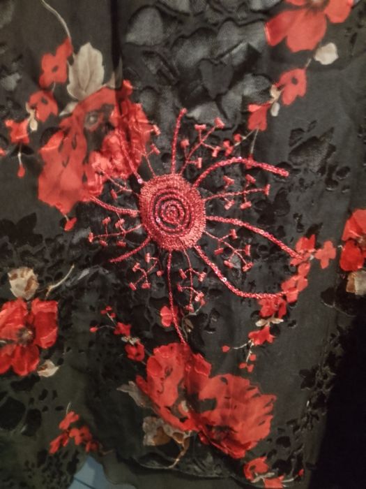 Красива  блуза на TONE коприна с подплата