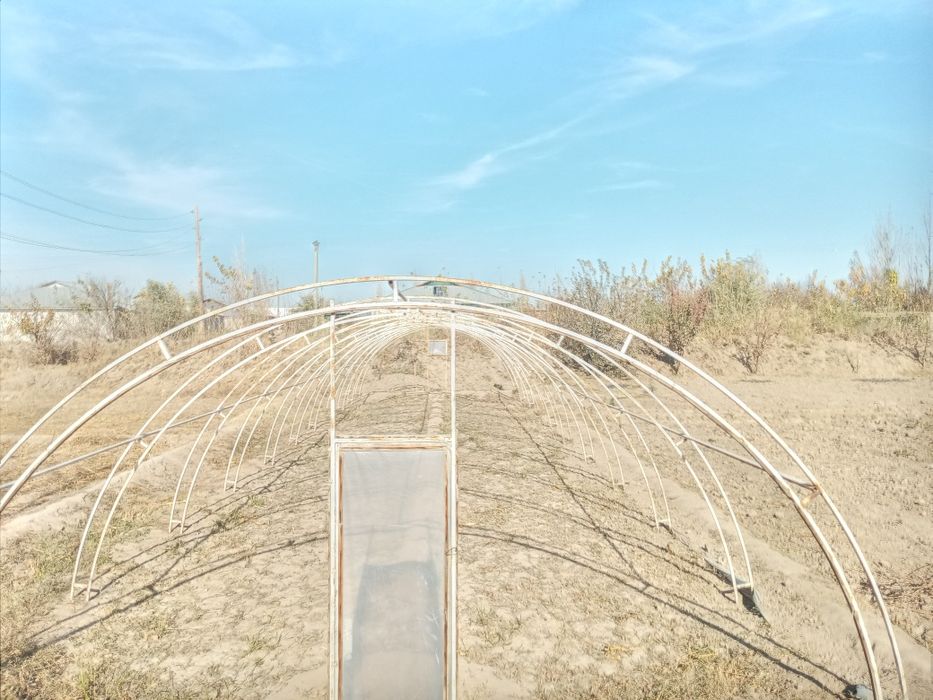 Теплица сотилади плёнкаси билан