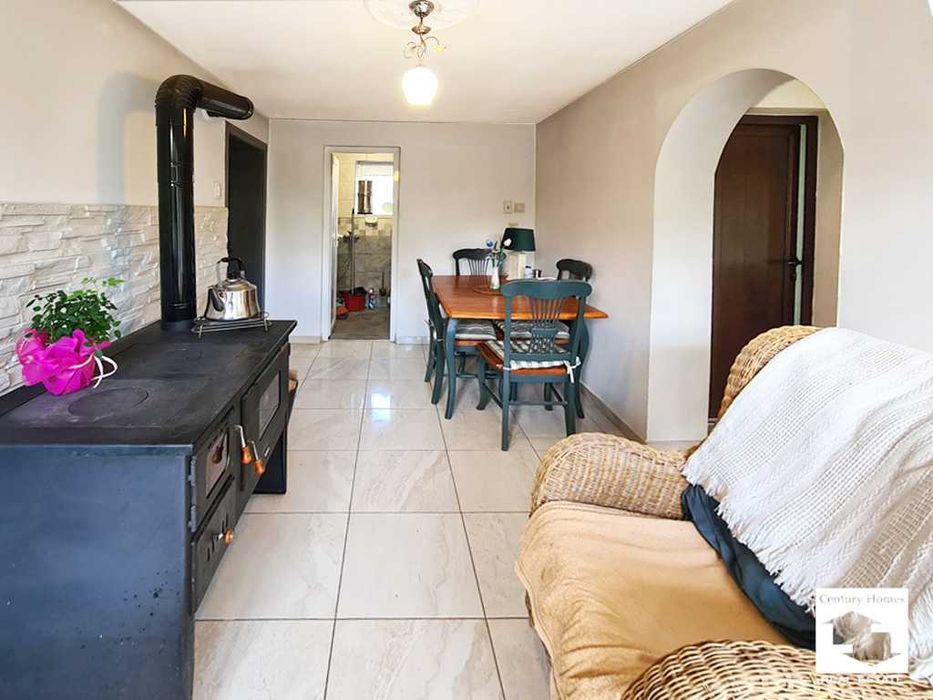 175101 Масивна къща с голям двор и кладенец  в село Петко Славейков