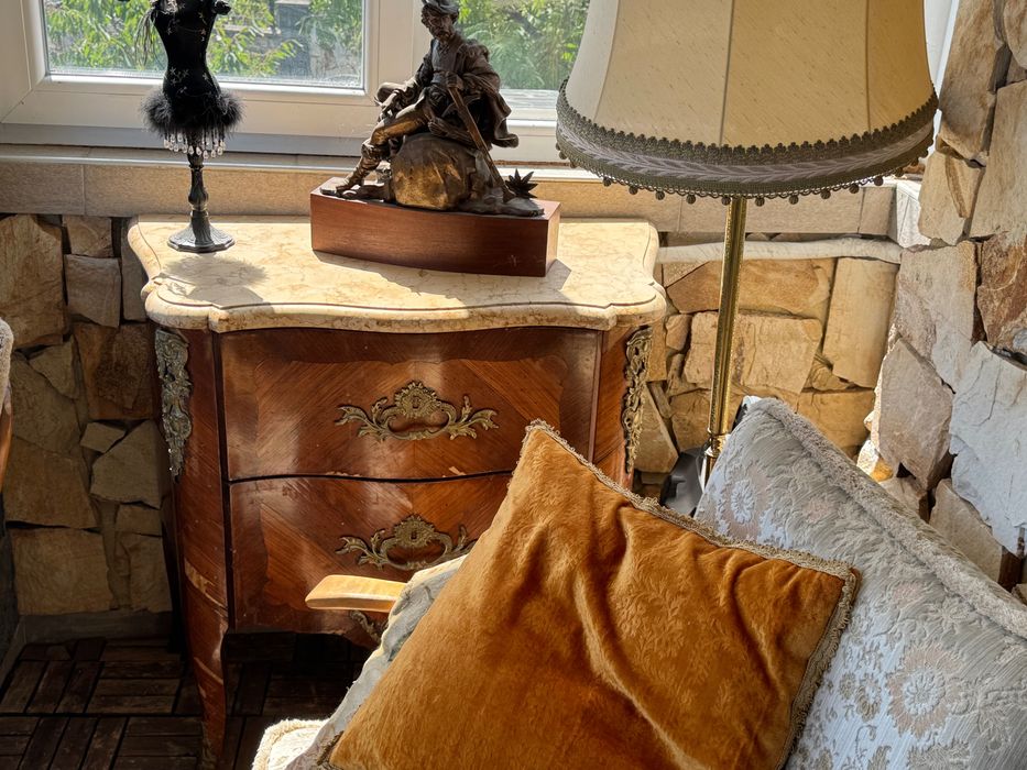 Продавам 2 бр антични комода с мраморни плотове