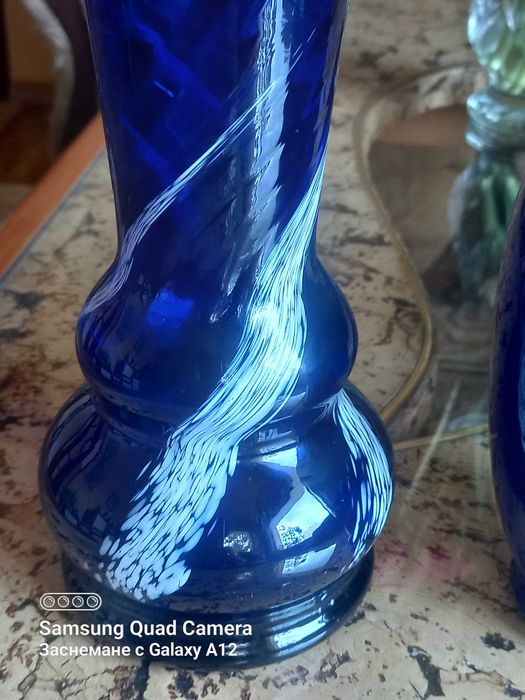 Нежни вази и плато-кобалтово синьо