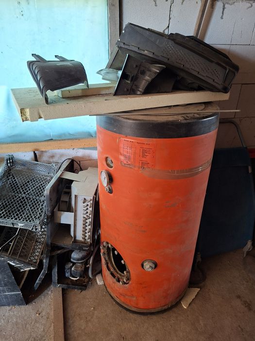 Vând pompe grundfos si un boiler