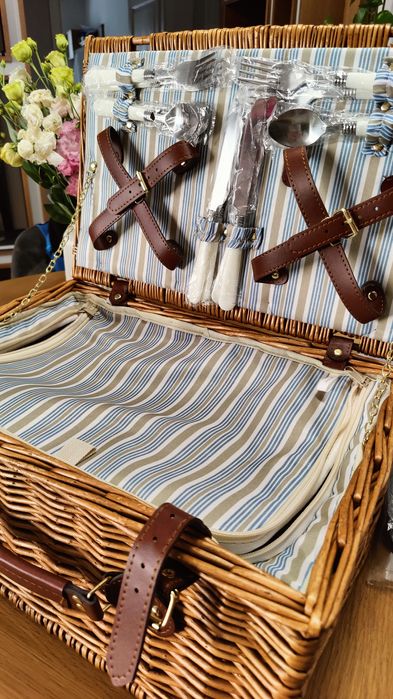 Cos de picnic Deluxe, echipat pentru 4 persoane