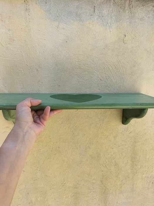 Etajera din lemn masiv pictata manual din mensiuni 19x48 cm circa. Livrare cu plata de la cumpărător.