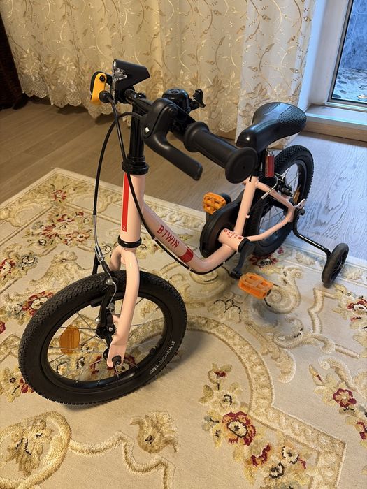 Bicicleta roz pentru copii
