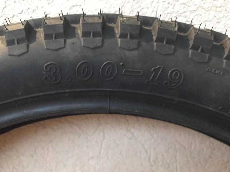 нова външна гума CST C-186 - 3.00/19