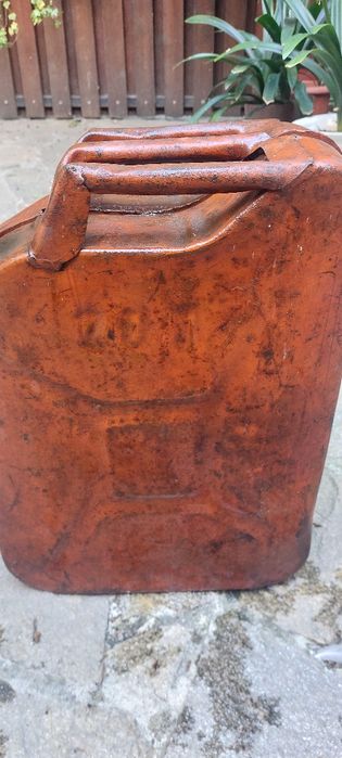 Продавам 20 литрова метална туба за  бензин