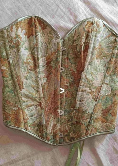 Красив корсет с връзки