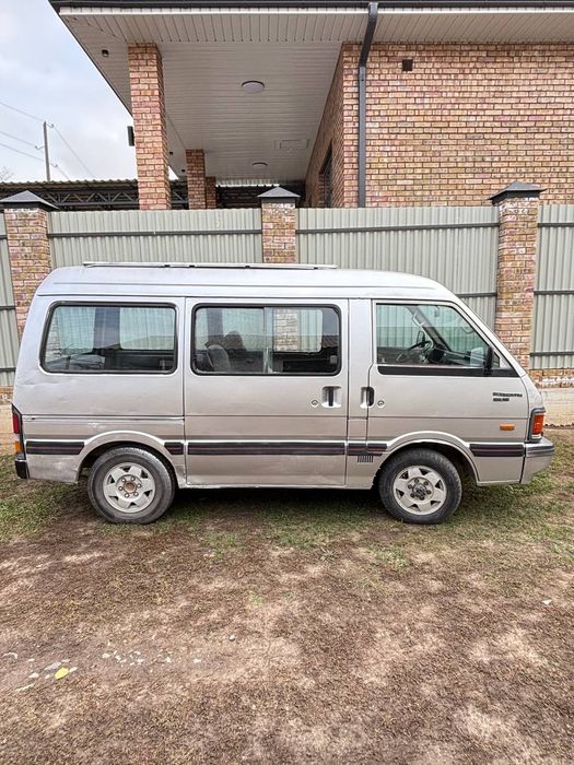 Машина Мазда Бонго