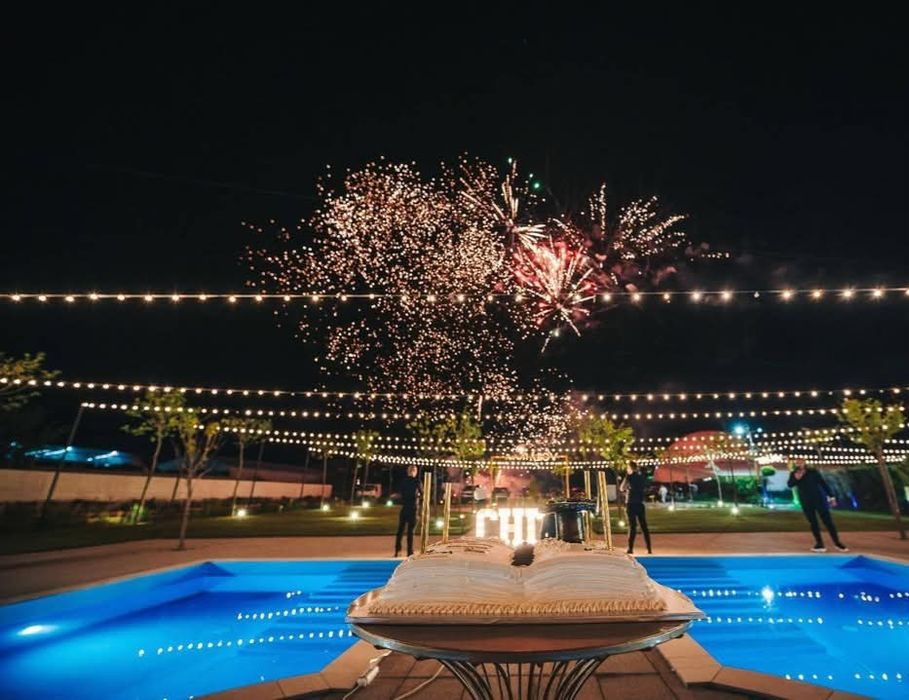 Jocuri de artificii exterioare de seara și zi.