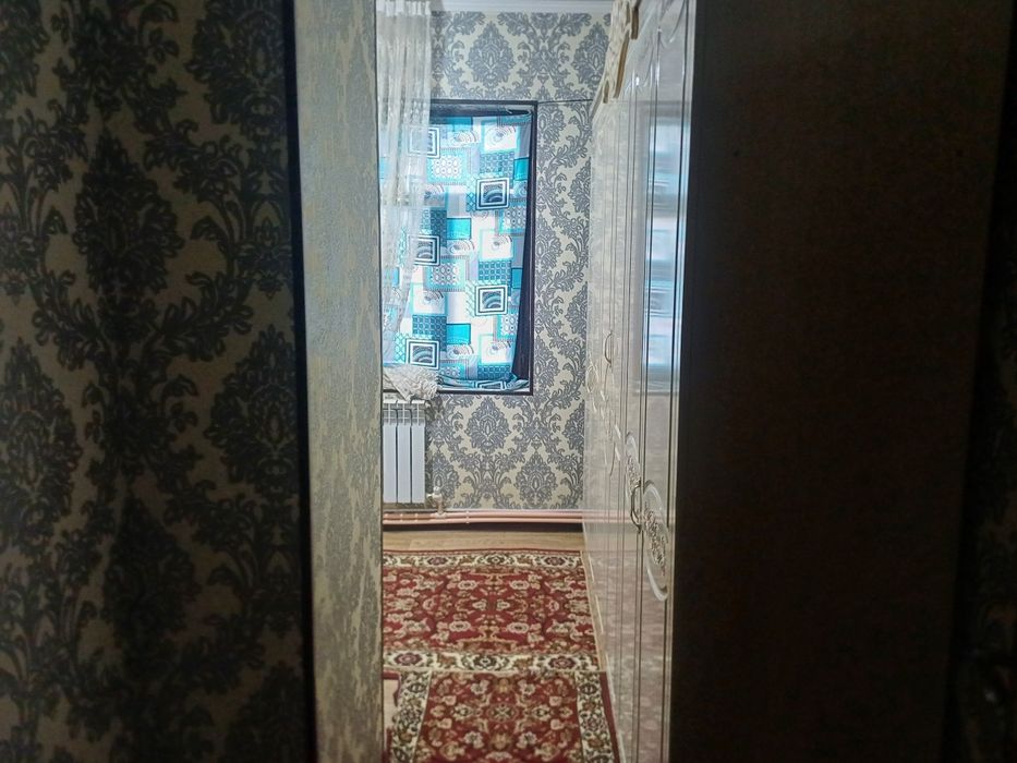 Uy sotiladi 2 xona 3 xona qilinga oshxona balkonda mebellari bilan