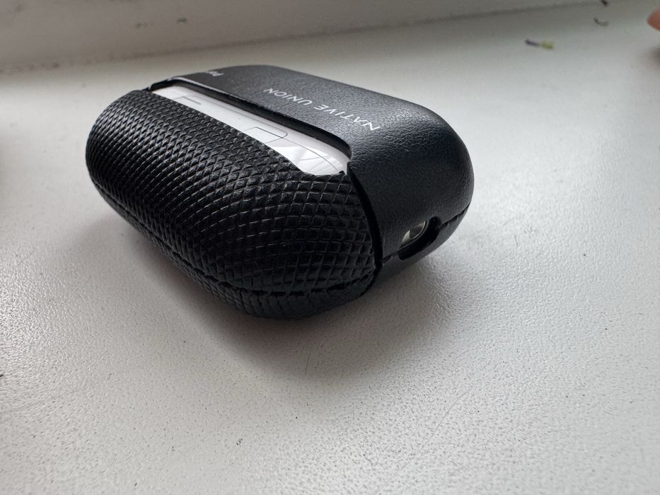 Продам кожаный чехол на airpods pro 2