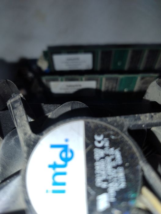 Placă de bază cu procesor și memorie RAM