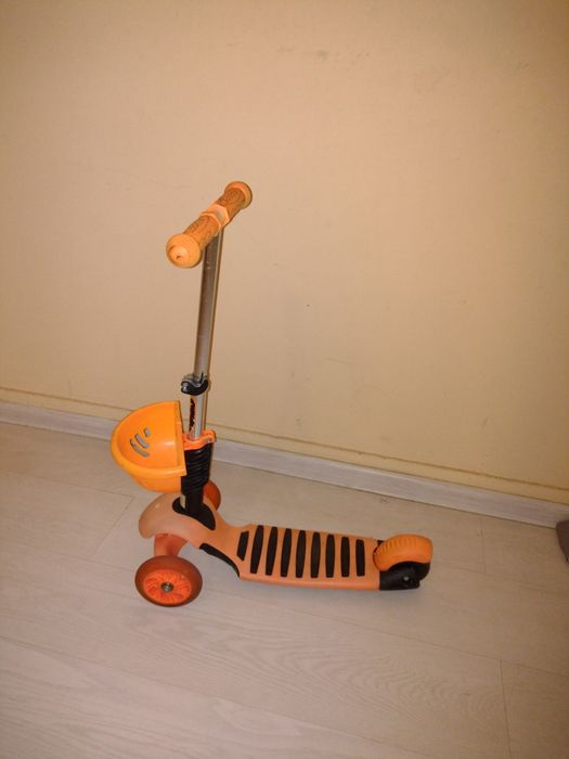 Детска тротинетка със светещи предни колела