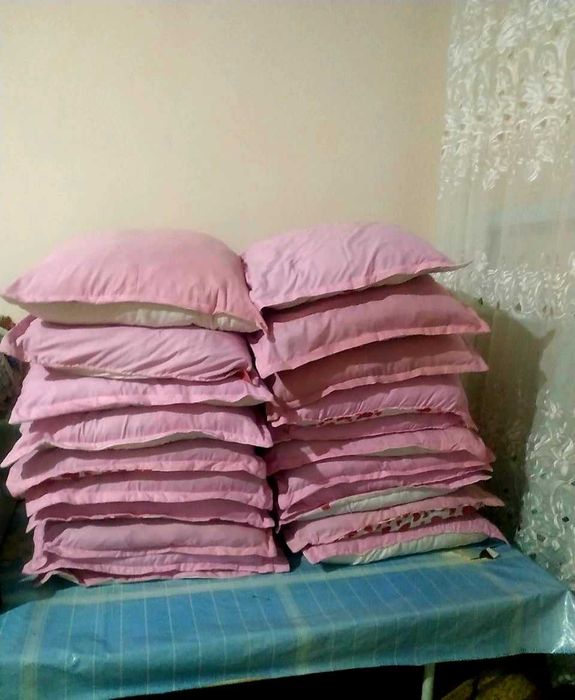Отдам  подушки  10 шт
