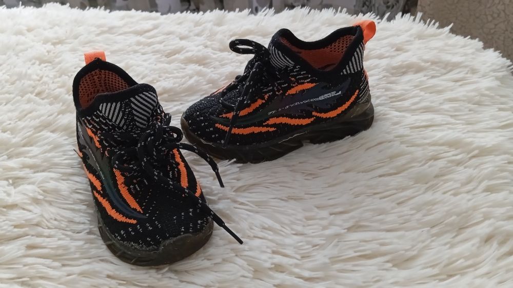 Продам детские кроссовочки