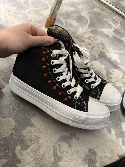 Кроссовки конверсы