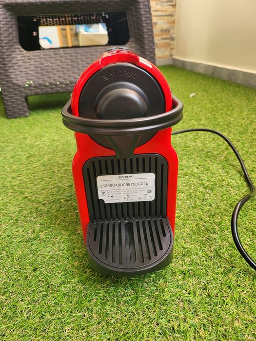 Кафемашина с капсули NESPRESSO Inissia Червена Черна