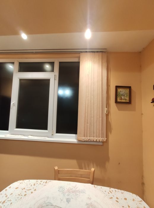 Продавам два ПВЦ прозореца заедно с щорите.