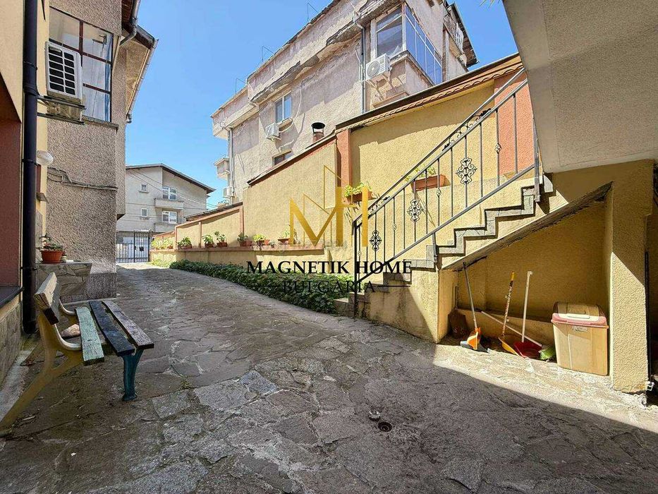 Страхотен партерен етаж от къща с 2 спални и 2 бани в ж.к. Сарафово