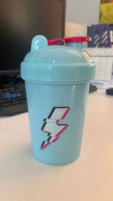 Shaker Cup EN GROS, din plastic fara BPA, 500ml pentru prepararea bauturilor proteice si a suplimentelor, turcoaz/mov