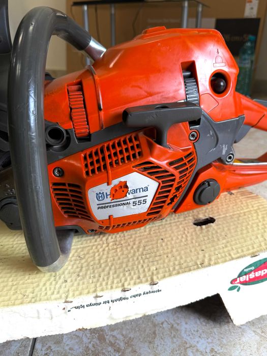 Продавам моторен трион Husqvarna 555 Professional / Цена: 320 евро
