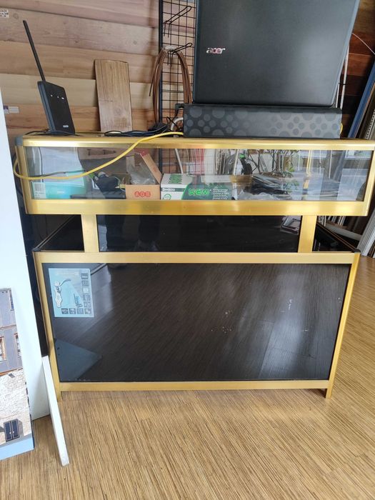 Магазинно обзавеждане-стенни витрини и щендерни маси