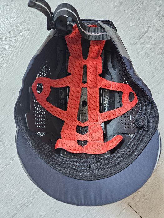 *НОВИ* Шапка с предпазна вътрешност.