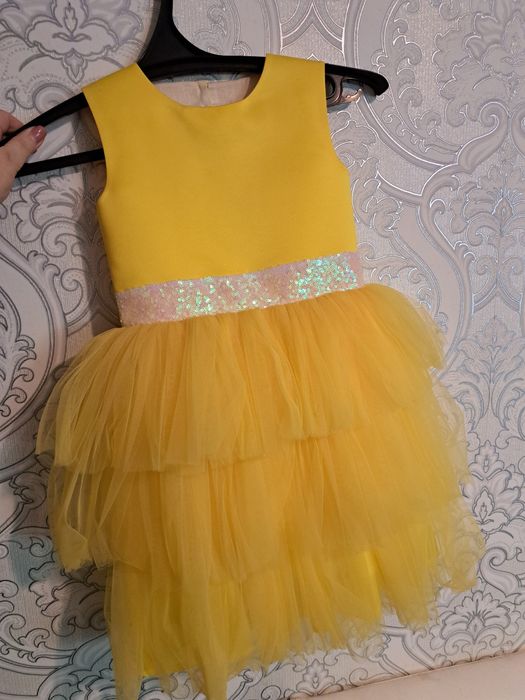 Продам нарядное платье на девочку